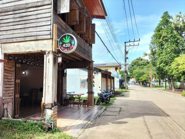 420 Highlife Old Town Lanta storefront