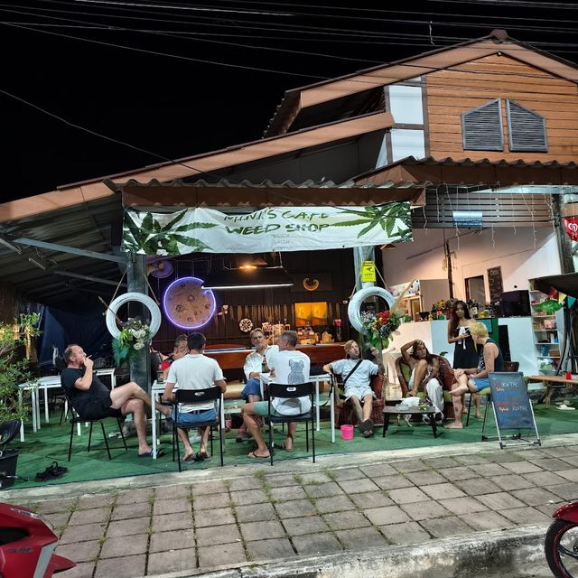 Mini's café bar & cannabis shop storefront