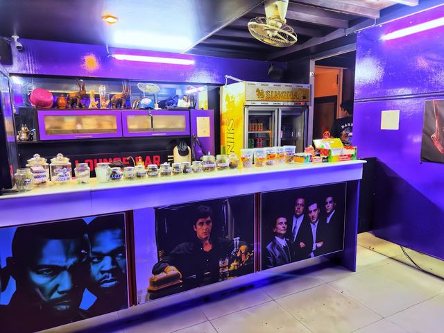Le Petit Paris - Weed Shop storefront