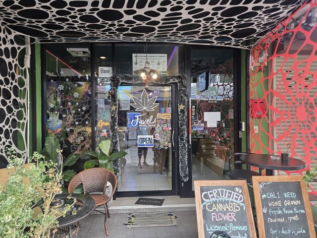 Favela Weed Shop storefront