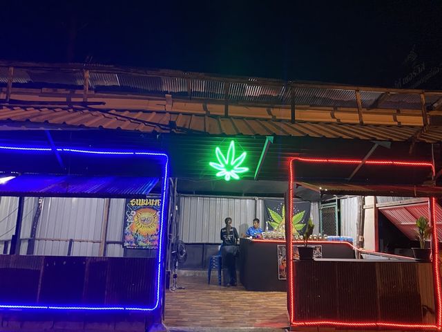 Lady weed shops 2 storefront
