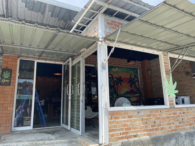 Pier 420 storefront