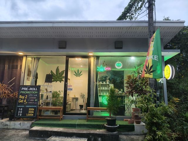Highland weed @Wat Phra Lan storefront