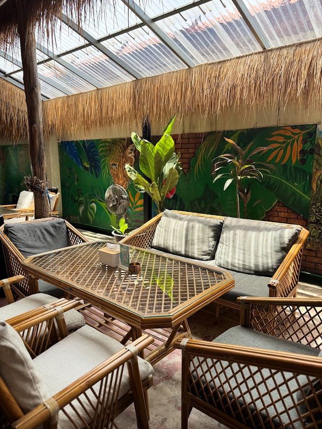 Noah’s Ark Cannabis Bar Restaurant HOSTEL storefront