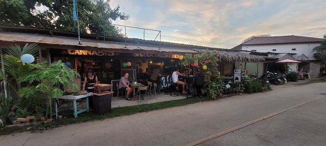 Sud Sud Bar & Cannabis storefront
