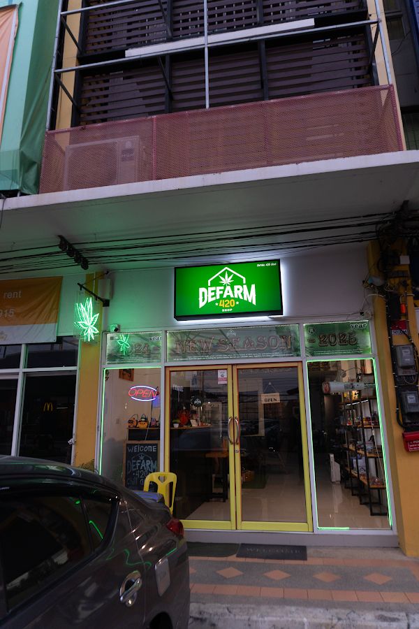 DeFarm Weed Shop storefront