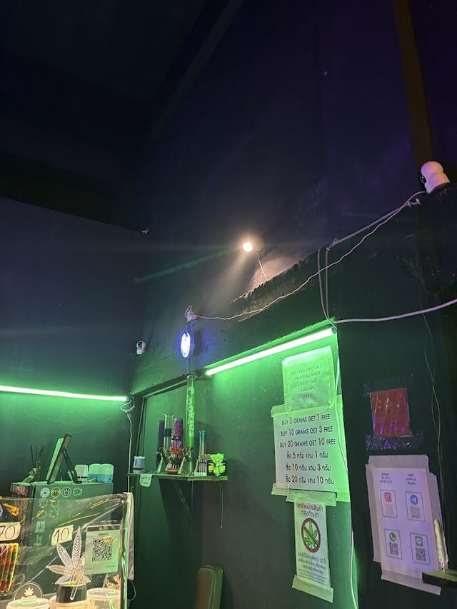 Space Farm San Kamphaeng - Weed Shop Cannabis Dispensary 大麻商店 cửa hàng cần sa ဆေးခြောက်ဆိုင် storefront
