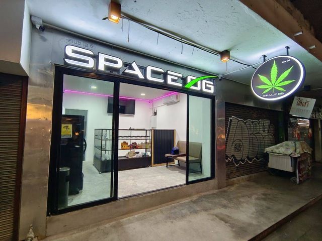 Space OG Weed Shop 大麻 storefront