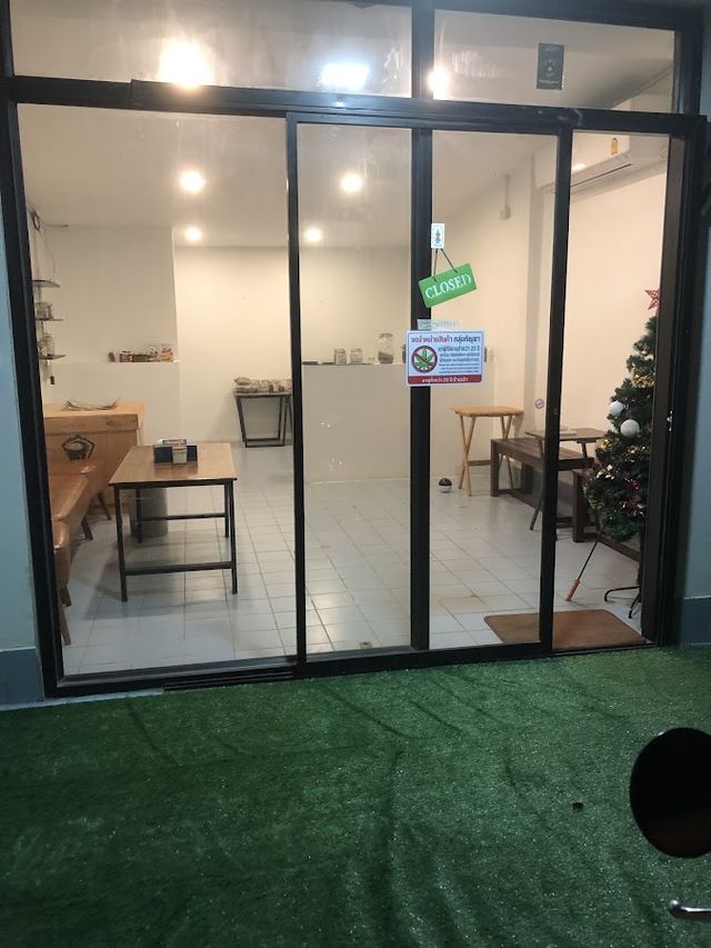 Know cannabis - Weed shop storefront
