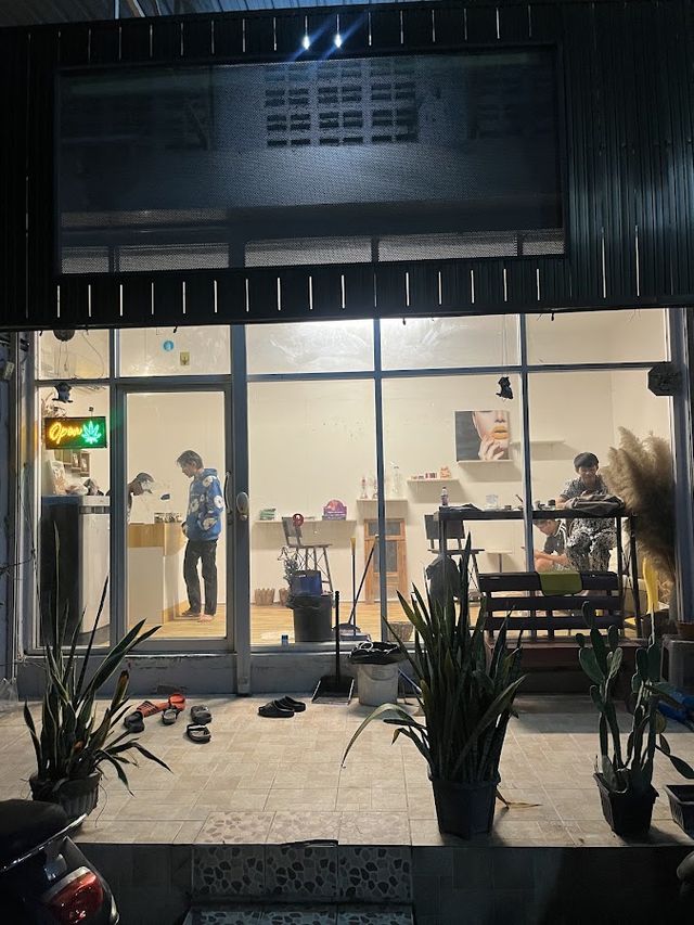 Gallery 420 Cannabis Store 大麻 marijuanas storefront