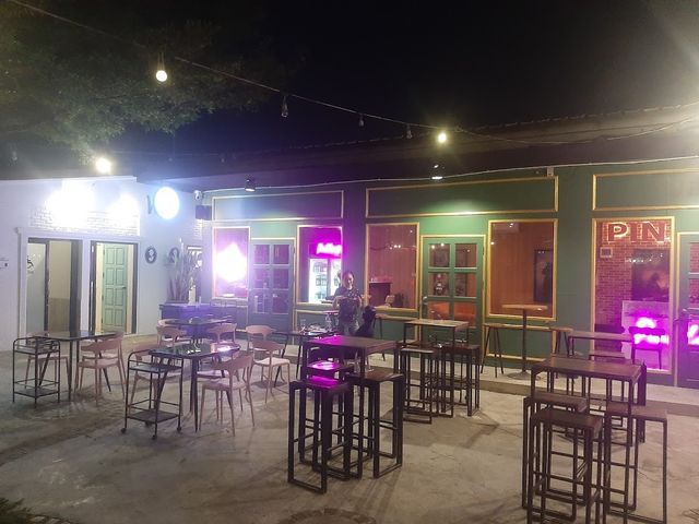Pink leaf lounge (พิ้งค์ ลีฟ เลานจ์) storefront