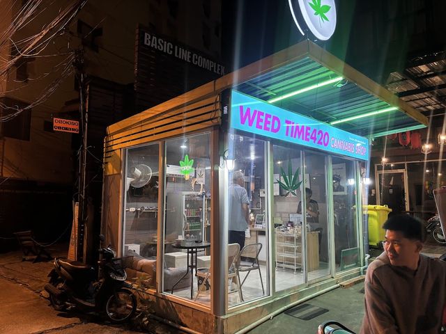 Weed Time420 Cannabis shop dispensary 大麻 Marijuanas storefront