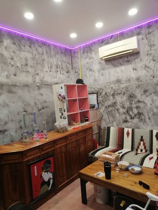 420HiPpiE_Cafe’ storefront