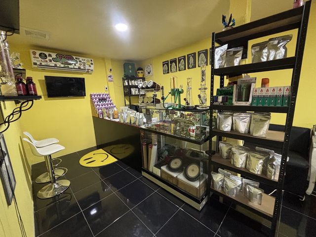 GanJa KlangKrung Wisetchaichan storefront