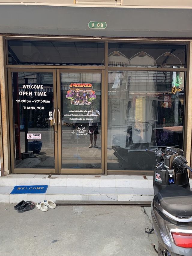 ร้านกัญชา CHEEWEED Cannabis Store & T-Shirt VTG Shop storefront