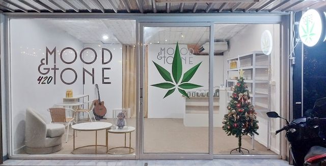 ร้านกัญชา mood&tone420 cannabis shop marijuana 大麻店 大麻ショップ × Sativa hybrid indica storefront