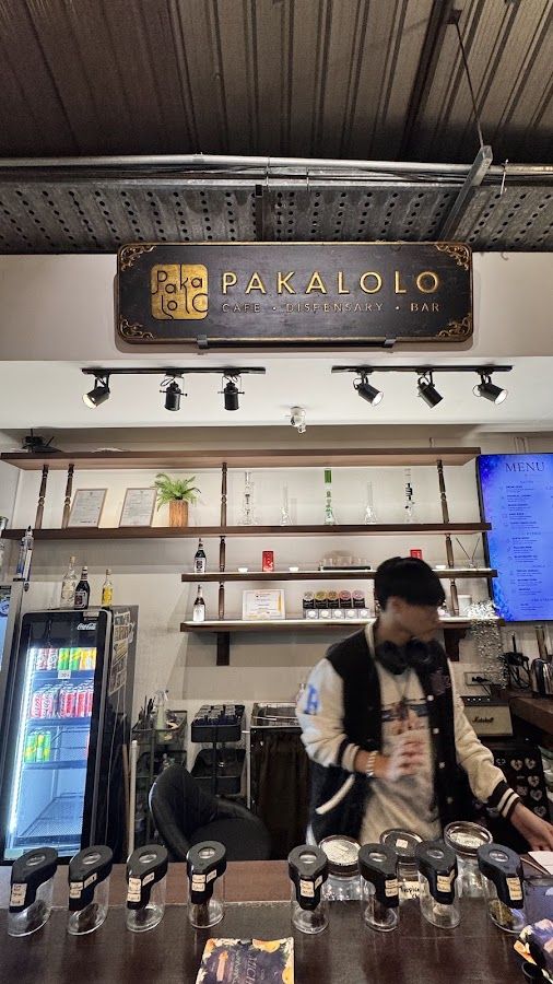 Michi Cannabis Bar - Weed, Craft Beer & CBD Wellness (pakalolo) 中文服務/English service حشيش ومنتجات القنب وبيرة حرفة storefront