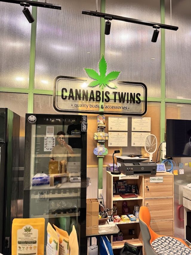 CANNABIS TWINS Dispensary, Lounge and Weed Shop - Phloen Chit - 大麻 storefront