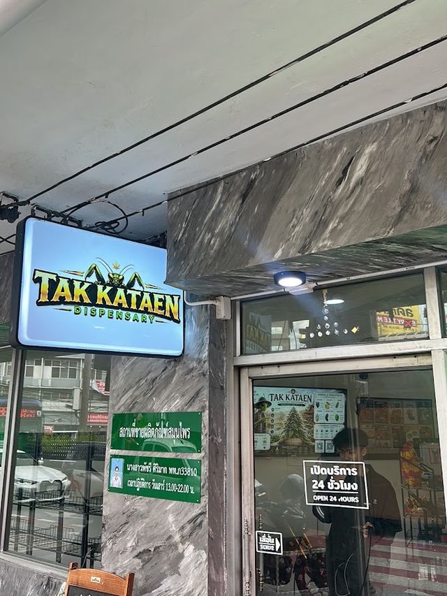 Y Si Dispensary storefront