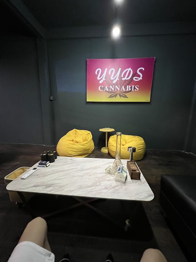 YYDS cannabis in BKK Green house//Delivery is available 提供送货服务// Vip room is available 贵宾室可供使用 storefront