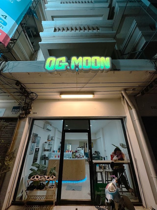 OG.MOON Cannabis Shop storefront