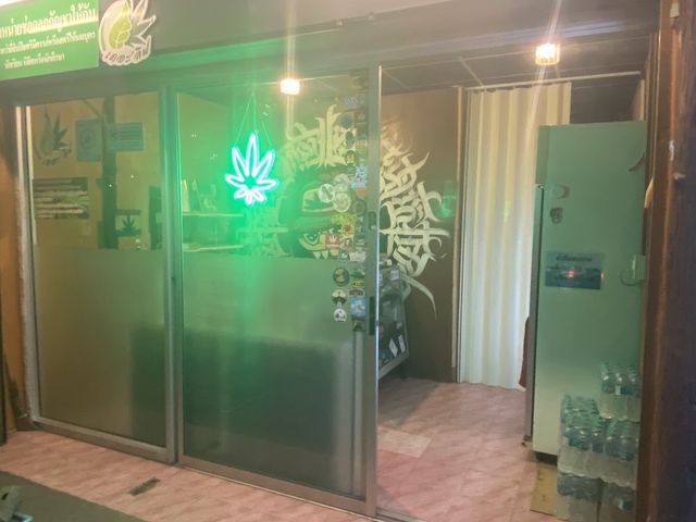 เดอะลีฟ Cannabis shops storefront