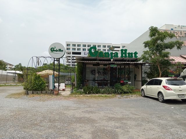 GANJA HUT storefront