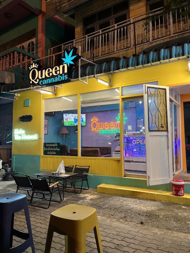 ร้านขายกัญชา Queen Cannabis สามพราน storefront