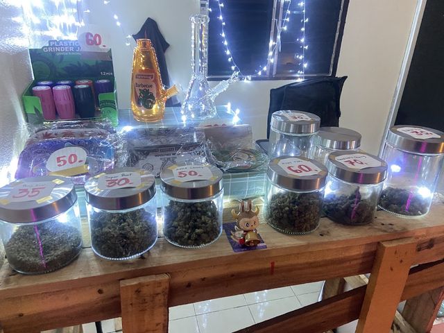 ร้านกัญชา one hit cannabis shop storefront