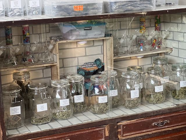 Mungkon Cannabis 420 storefront