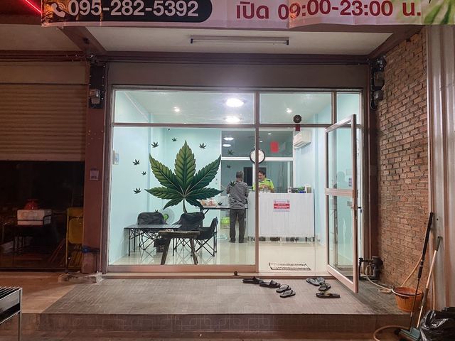ร้านกัญชา เพื่อนกัญ 420 สาขาเขาบันไดอิฐ (กัญชา) storefront in Phetchaburi