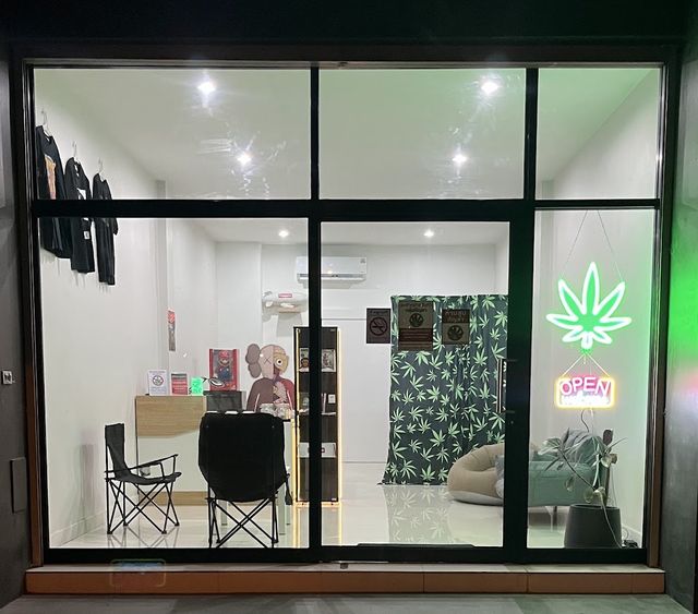 Sup-High storefront