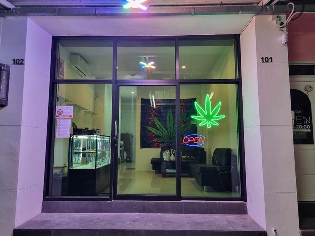 ร้านกัญชาHappy Cannabis Shop storefront