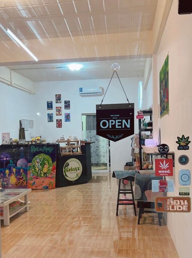 Relaxx weed & drink storefront