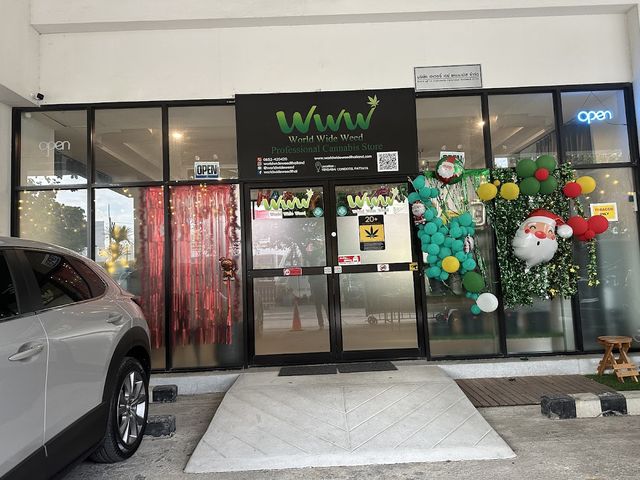 World Wide Weed storefront