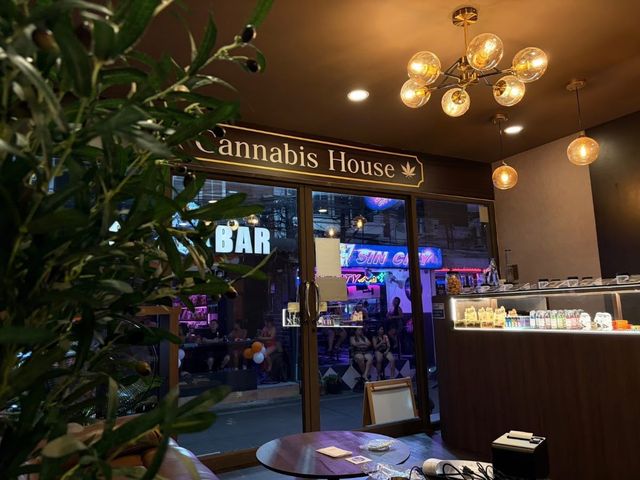 Cannabis House Buakhaw storefront