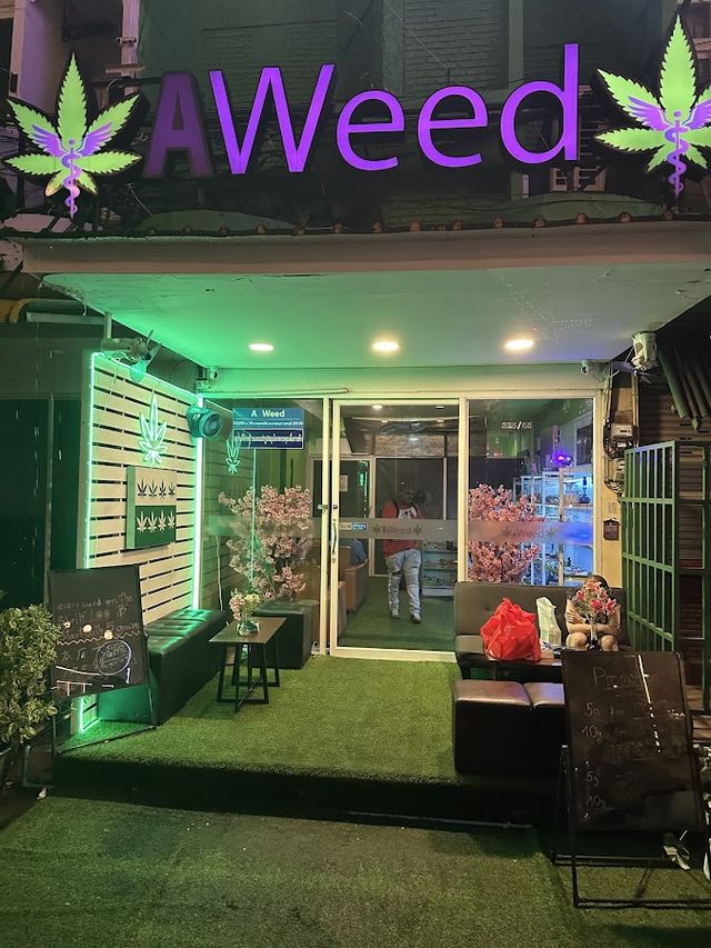 I Weed/A Weed storefront