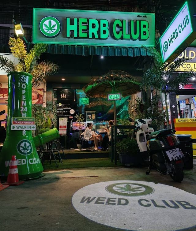 Weed Club storefront