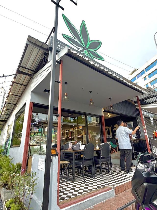 Cannabis by Mai Thai @Phratamnak Pattaya 大麻 storefront