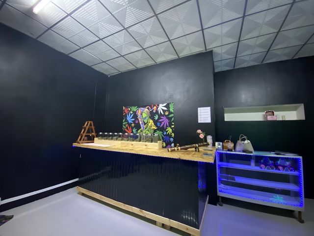 ร้านกัญชา(CANNABIS KING) storefront
