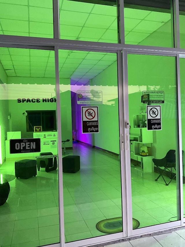 SPACE HIGH storefront