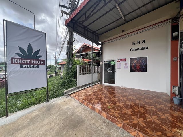 Khot High Studio storefront
