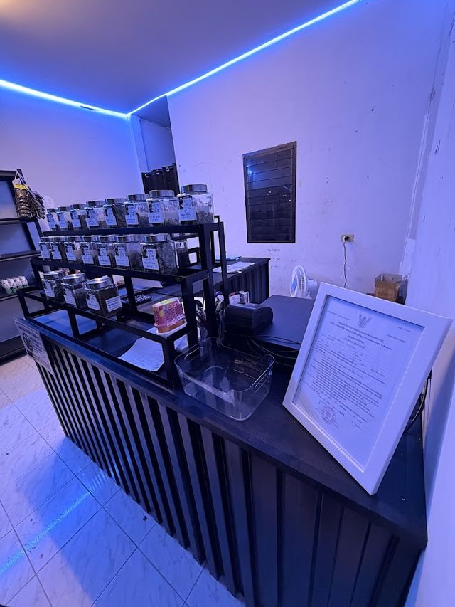 ร้านกัญชาเมรี่เจน - เมืองพล (Cannabis Shop) storefront