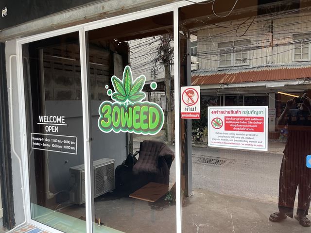 30 Weed ร้านกัญชาสามสิบกันยา storefront
