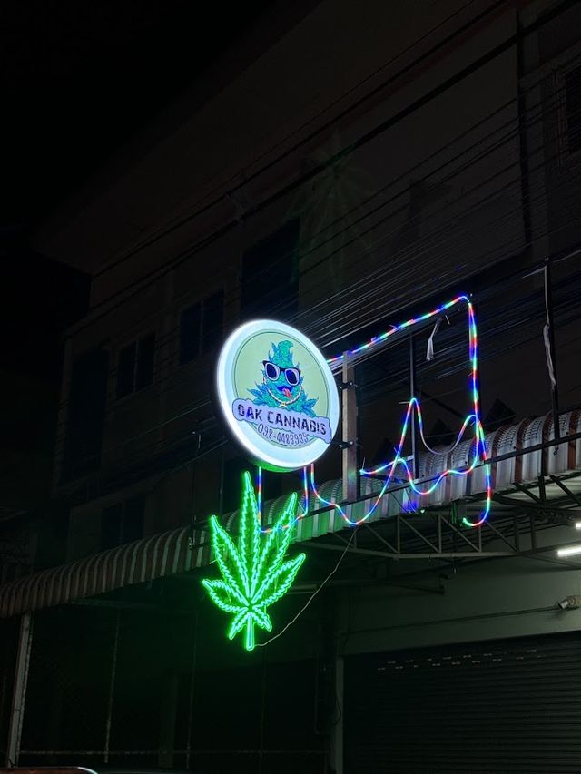 Oak Cannabis Shop2 storefront
