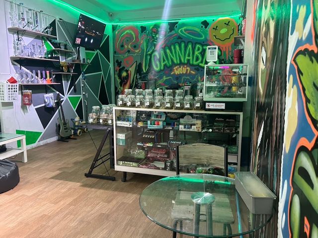 พืชขำ ลำสาลี (Cannabis shop) storefront