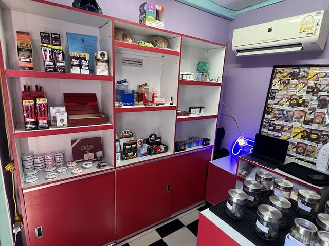Dr. Za Weed Shop @ Hua Mak Station storefront