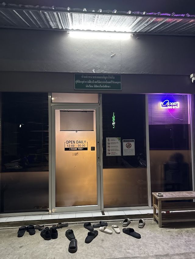 Weed shop (90S Cannabis) storefront
