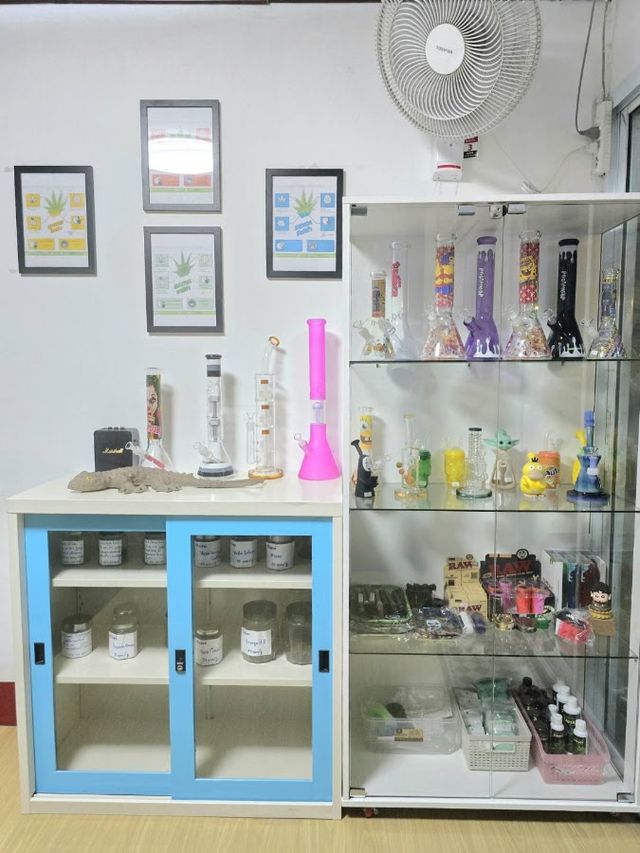 KW CANNABIS โกดังกัญชา storefront