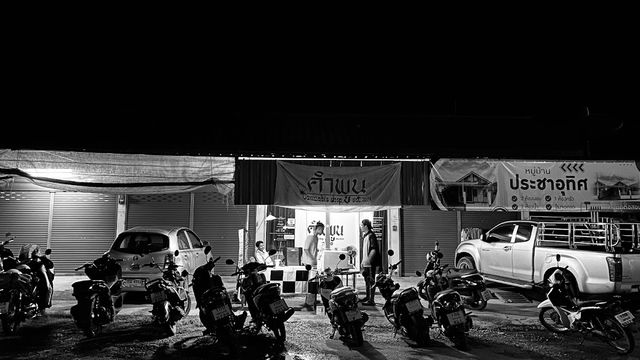 คำพูน cannabis shop storefront